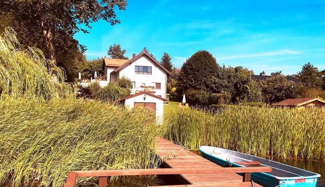 Large apartment with garden, barbecue area, rowing boat, jetty, SUP boards