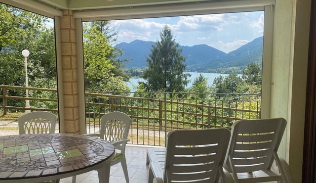 large apartment with great views in a quiet location, 200m to the lake, up to 5 people.