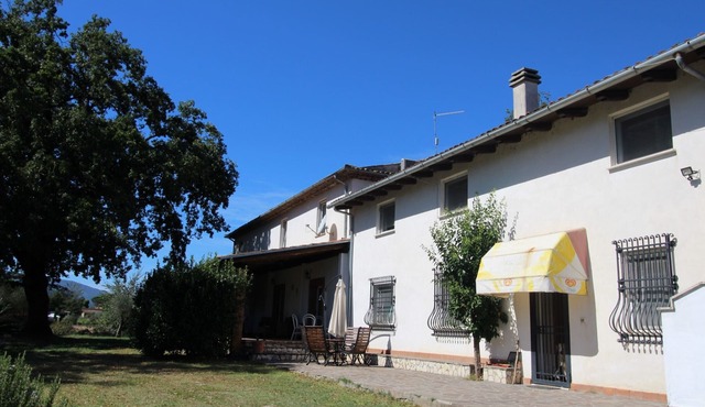 Large apartment with shared swimming pool, located in a natural park, Rome 100 km