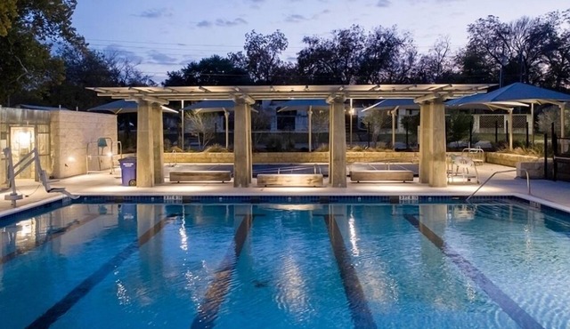 Large Apt. close to UT & downtown - community pool! Walkable to restaurants.