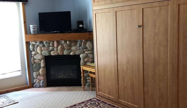 Large balcony, walk out condo on trails - Pet friendly!