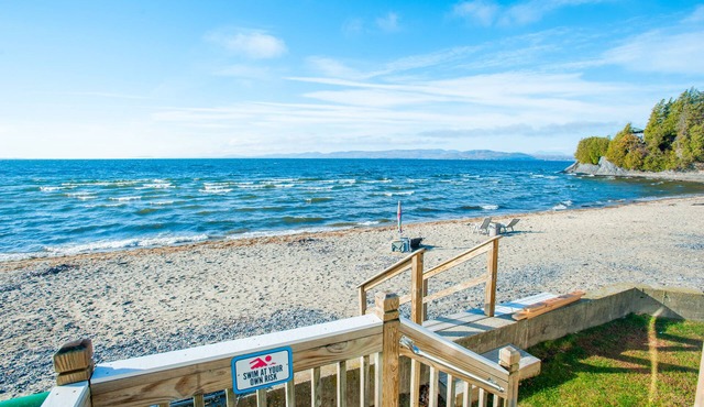 Large beachfront family cottage on the sandy beach at Colchester Point