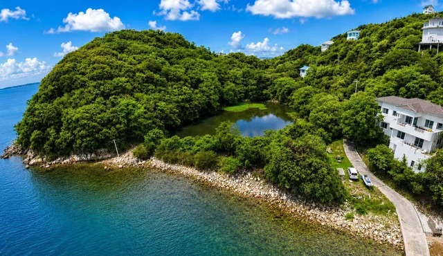 Large Beachfront Island Villa Sleeps 12 Ideal for Families and Groups