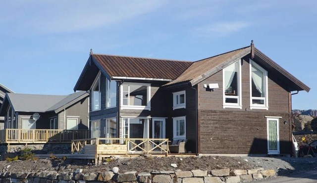 Large, beautiful cottage by the sea 45 min from Bergen! High Standard!