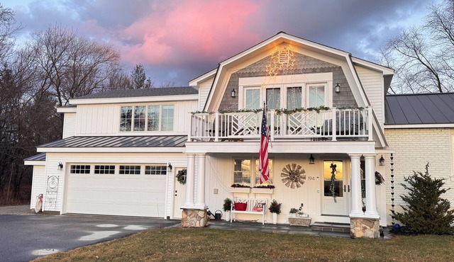Large, beautiful studio on bucolic Great Bay, 4mi to charming vibrant Portsmouth