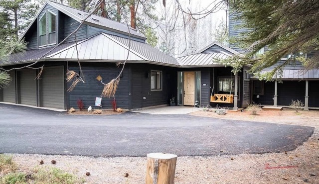 Large Black Butte Meadow Home With Mountain Views
