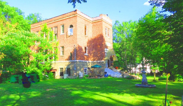 LARGE BRICK SCHOOL HOUSE WITH MUSIC STUDIO CLOSE TO DELAWARE RIVER
