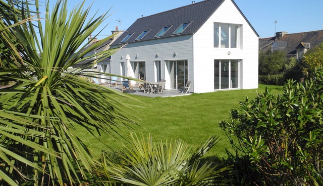 Large, bright home cinema villa, close to the beach and PenGuen golf course
