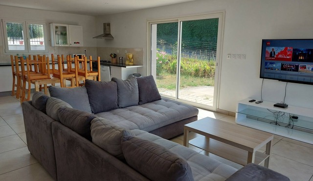 Large, bright house with air-conditioning