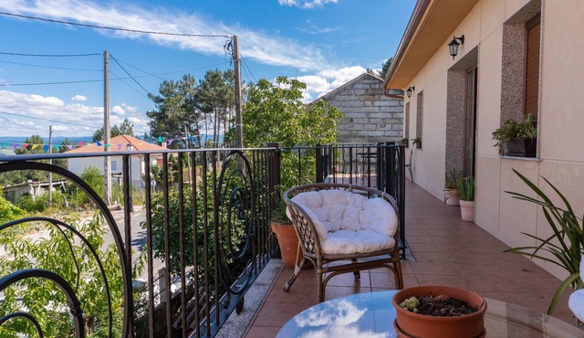 Large, bright house with two floors, garden and outdoor garage. Termas - wine