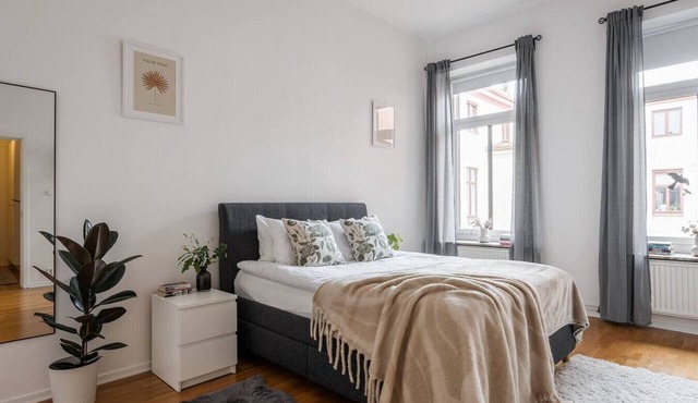 Large Central Gothenburg 2bd Apt