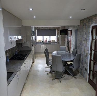 Large Central House Near Heathrow Airport & London with Parking