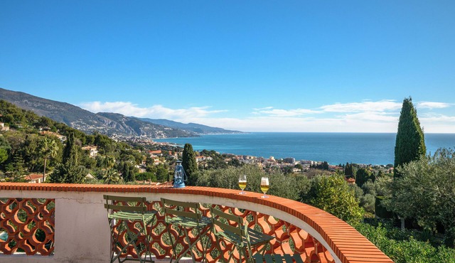 Large charming villa with sea view, near Monaco with garden and parking space
