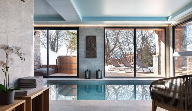 Large chalet with indoor pool, spa and game room