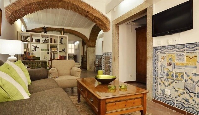 Large charismatic refined open space studio in best quarter