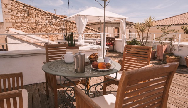 Large charming apartment in the heart of Nîmes with spectacular rooftop, garage