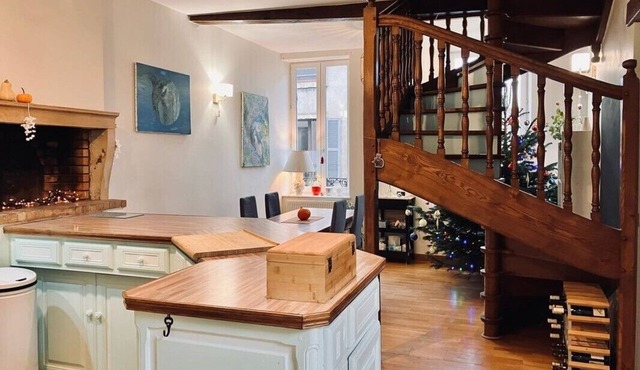 Large, charming duplex apartment in the center of town, very quiet location
