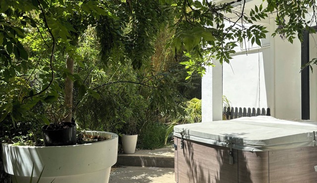 Large charming house with garden and spa close to Perpignan town center.