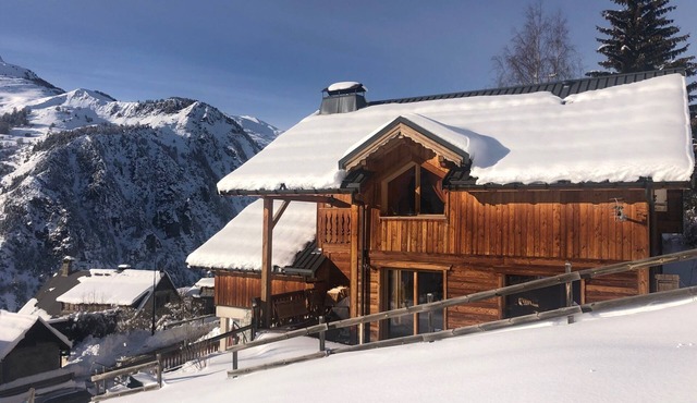 Large, comfortable chalet, quiet location, beautiful view, sauna, whirlpool bath