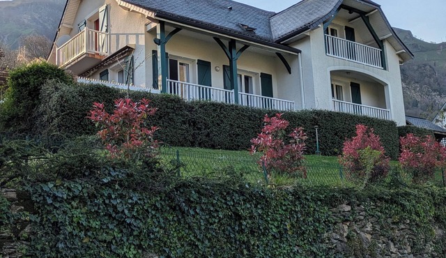 Large, comfortable house with exceptional mountain views