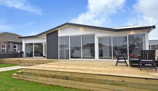 Large Comfortable Modern 4 Bedroom Home