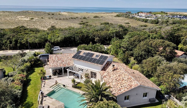 Large, cozy house with pool, walking distance to the beach!