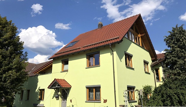 Large, cozy vacation apartment by the mountain lake with private sunbathing lawn
