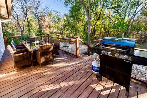 Large Deck, Rec Room! 2-Unit ATX Retreat By Campus