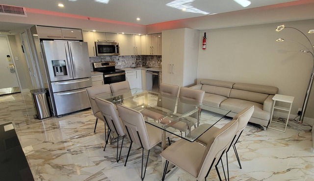 Large Deluxe Corner Apartment for Large Groups - 521