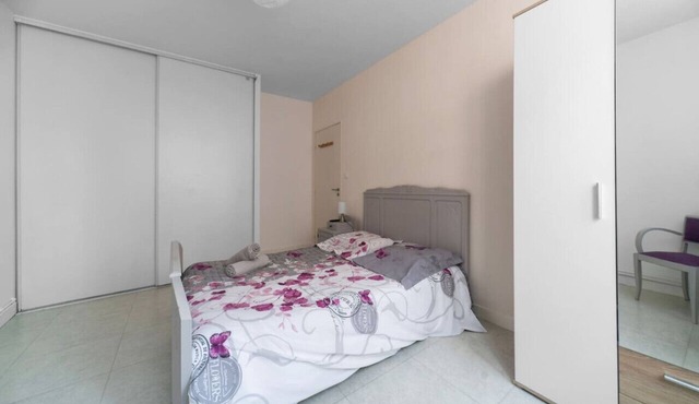 Large design and bright apartment, free parking