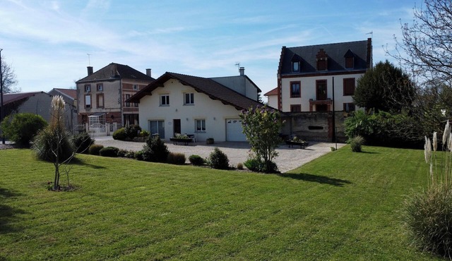 Large, detached vacation rental/4-bedroom family home for 12 people.