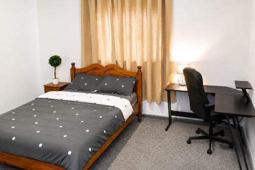 Large Double Room with TV, Fast Wi-Fi & Workspace