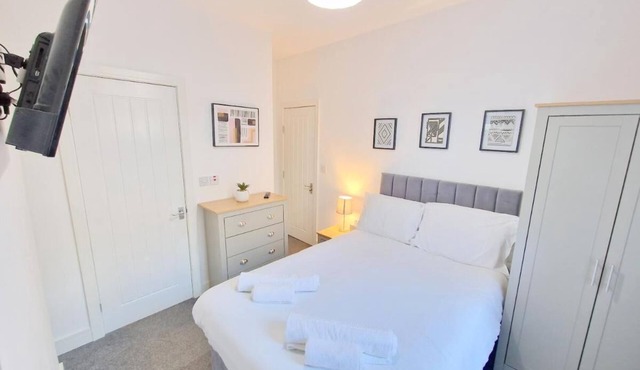 Large Double Room with Ensuite RM 1