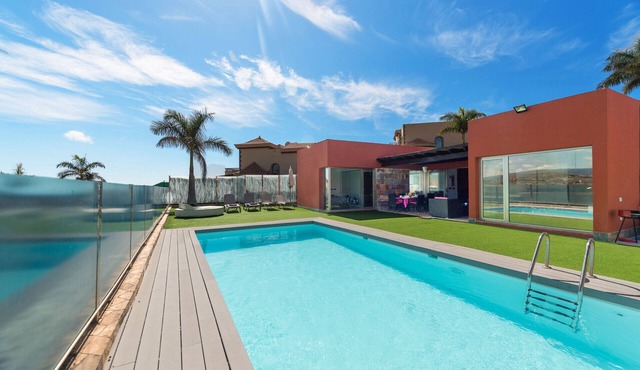 Large private pool, ideal for families