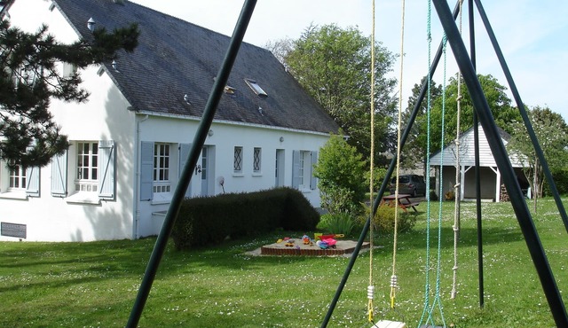 Large family house 2km from beaches - Bright -5 bedrooms, beautiful garden!