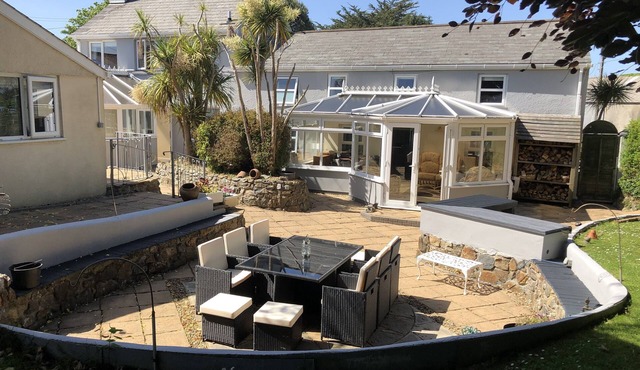 Large Family House - sleeps 10. Central Location. 15 mins from coast.
