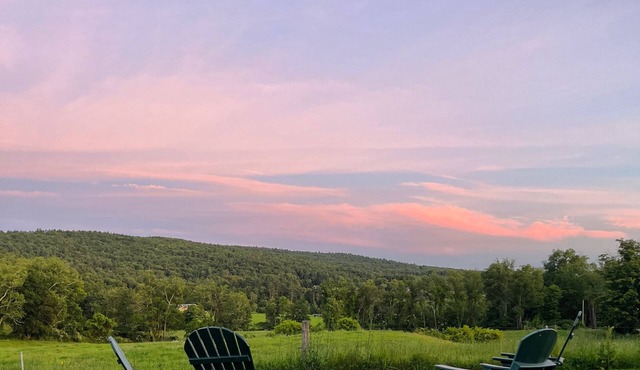 Large Farmhouse with expansive views, firepit 15 min north of Keene