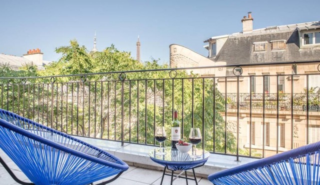 Large flat for 4 people with terrace and view on the Eiffel Tower