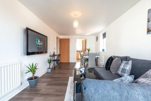 Large flat in Ashford near outlets and Ashford train station