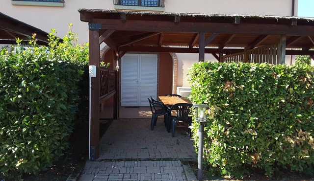 Large four-room apartment with swimming pool near the sea