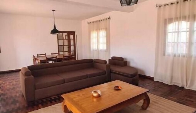 Large, fully-equipped house in a warm, wooded setting with parking near the airport.