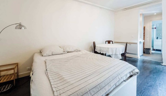LARGE FULLY-EQUIPPED STUDIO IN QUIET LOCATION TERRACE OVERLOOKING GARDEN