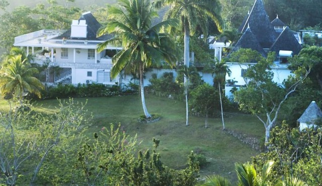 Large, fully staffed villa with breathtaking water views & beach access!