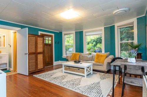 Large funky 2 or 3 bedroom unit in prime location