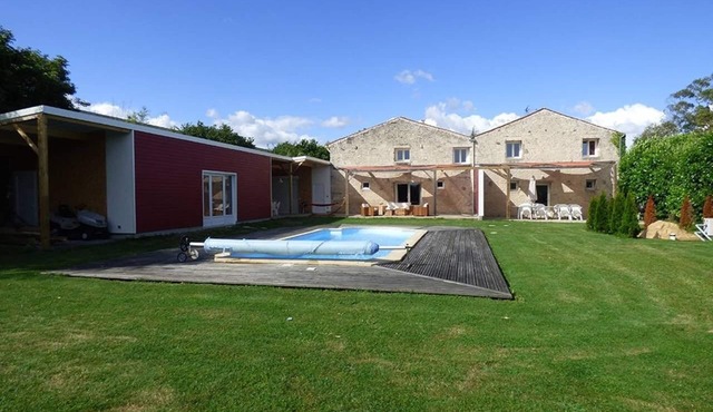 LARGE GITE IN MARAIS POITEVIN