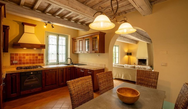 Large ground floor apartment of 118 m2 consisting of a large living room with fireplace, kitchen complete with dishwasher, microwave oven, electric oven, coffee machine, kettle, fridge and freezer.Dining area, a master double bedroom with private bathroo