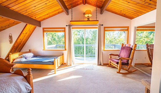 Large Group Cabin Retreat w/Hot Tub & 7 Beds