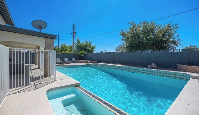 Large Group Home with Pool, Foosball & Balcony