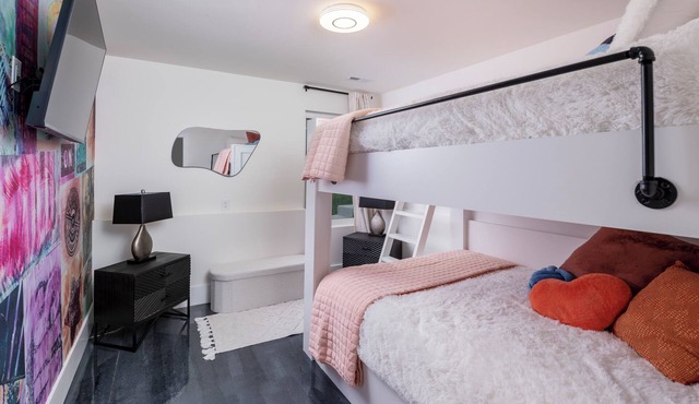 Large Groups - Rooftop Pools - Sleeps 24