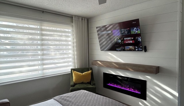 Large Groups, Sleeps 16, AC, King Bed, Fire Pit, large patio.